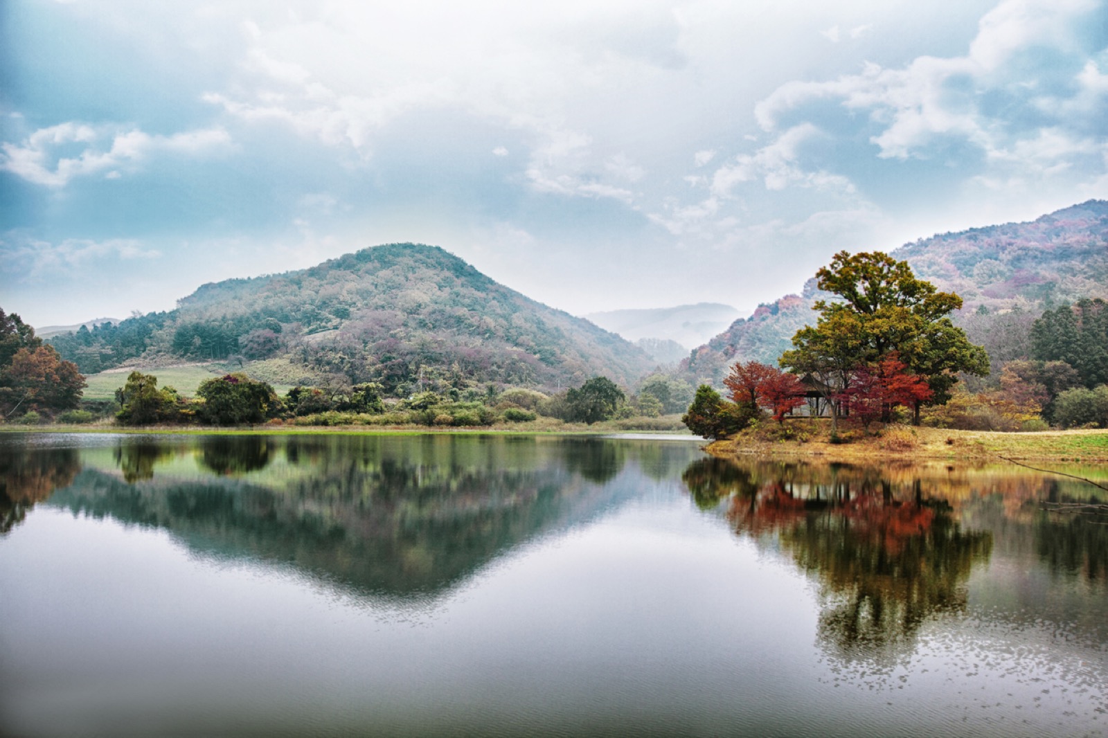 서산 운산면 용비지 저수지에 산과 나무가 비친 고즈넉한 시골 풍경