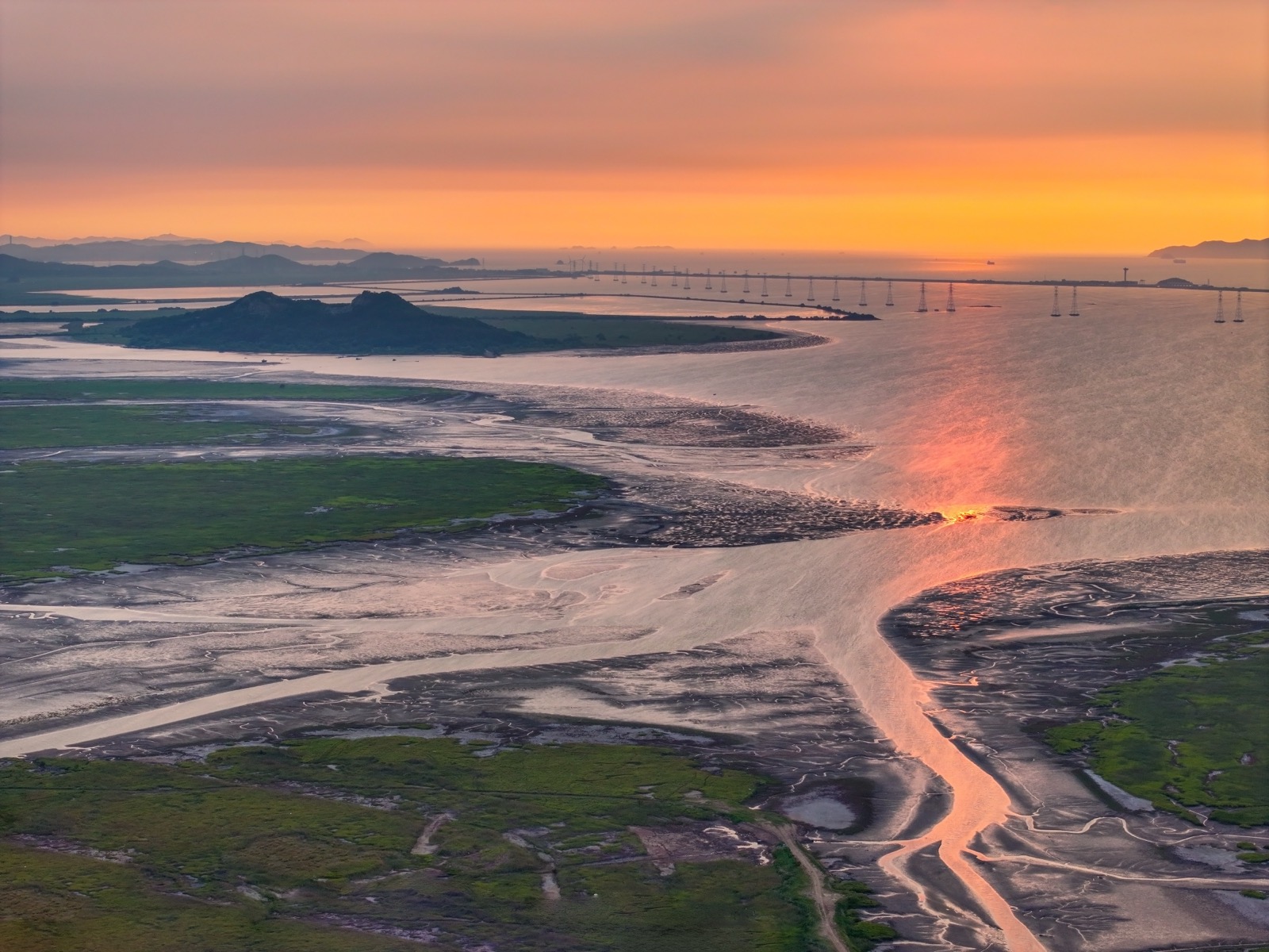 서산과 태안 사이 서해 갯벌 위로 붉게 지는 노을 항공 전경