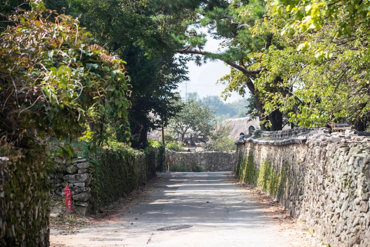 충남 아산 외암마을, 양쪽 돌담 사이로 난 좁은 마을 안길