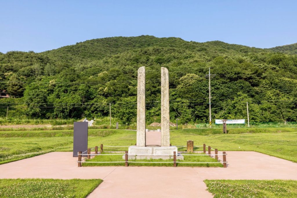서산 운산면 보원사지 당간지주와 뒤로 펼쳐진 가야산 자락 숲과 들판